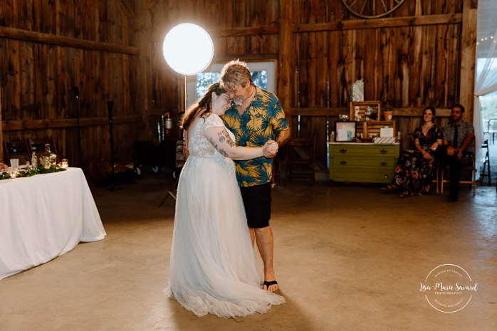 Barn wedding photos. Same sex wedding photos. Lesbian wedding photos. Two brides wedding photos. Mariage au Verger Jude-Pomme. Photographe mariage LGBTQ+ à Montréal. Montreal LGBTQ+ wedding photographer. 