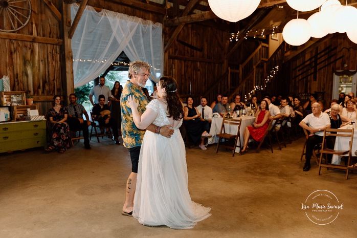 Barn wedding photos. Same sex wedding photos. Lesbian wedding photos. Two brides wedding photos. Mariage au Verger Jude-Pomme. Photographe mariage LGBTQ+ à Montréal. Montreal LGBTQ+ wedding photographer. 