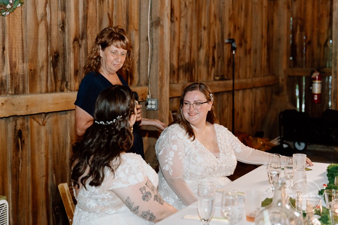 Barn wedding photos. Same sex wedding photos. Lesbian wedding photos. Two brides wedding photos. Mariage au Verger Jude-Pomme. Photographe mariage LGBTQ+ à Montréal. Montreal LGBTQ+ wedding photographer. 