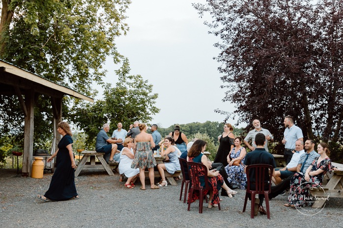 Barn wedding photos. Same sex wedding photos. Lesbian wedding photos. Two brides wedding photos. Mariage au Verger Jude-Pomme. Photographe mariage LGBTQ+ à Montréal. Montreal LGBTQ+ wedding photographer. 