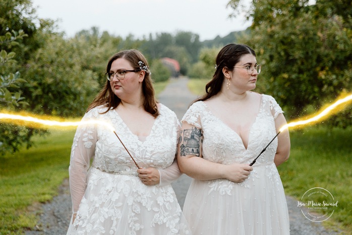 Harry Potter wedding photos. Magic wand wedding photos. Same sex wedding photos. Lesbian wedding photos. Two brides wedding photos. Mariage au Verger Jude-Pomme. Photographe mariage LGBTQ+ à Montréal. Montreal LGBTQ+ wedding photographer. 