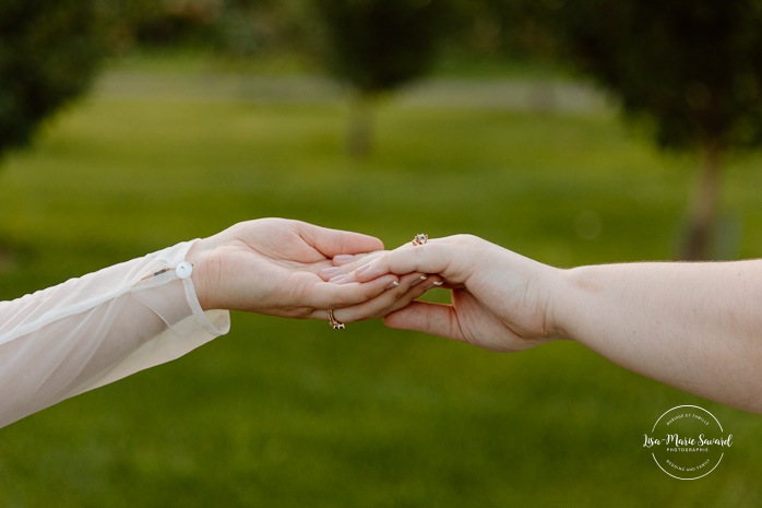 Orchard wedding photos. Same sex wedding photos. Lesbian wedding photos. Two brides wedding photos. Mariage au Verger Jude-Pomme. Photographe mariage LGBTQ+ à Montréal. Montreal LGBTQ+ wedding photographer. 