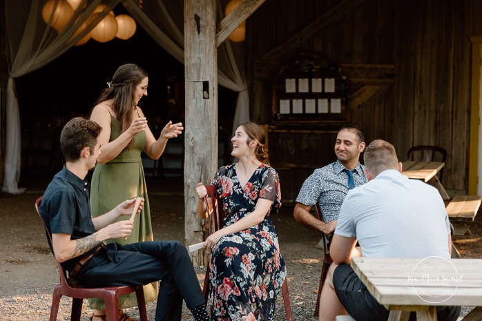 Barn wedding photos. Same sex wedding photos. Lesbian wedding photos. Two brides wedding photos. Mariage au Verger Jude-Pomme. Photographe mariage LGBTQ+ à Montréal. Montreal LGBTQ+ wedding photographer. 