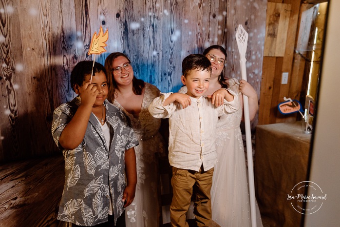 Barn wedding photos. Same sex wedding photos. Lesbian wedding photos. Two brides wedding photos. Mariage au Verger Jude-Pomme. Photographe mariage LGBTQ+ à Montréal. Montreal LGBTQ+ wedding photographer. 