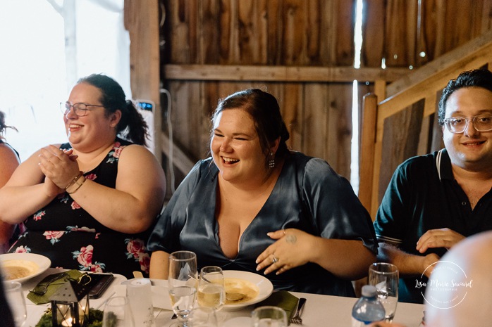 Barn wedding photos. Same sex wedding photos. Lesbian wedding photos. Two brides wedding photos. Mariage au Verger Jude-Pomme. Photographe mariage LGBTQ+ à Montréal. Montreal LGBTQ+ wedding photographer. 