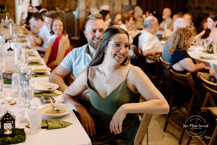 Barn wedding photos. Same sex wedding photos. Lesbian wedding photos. Two brides wedding photos. Mariage au Verger Jude-Pomme. Photographe mariage LGBTQ+ à Montréal. Montreal LGBTQ+ wedding photographer. 