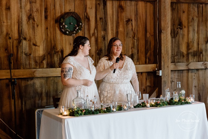 Barn wedding photos. Same sex wedding photos. Lesbian wedding photos. Two brides wedding photos. Mariage au Verger Jude-Pomme. Photographe mariage LGBTQ+ à Montréal. Montreal LGBTQ+ wedding photographer. 