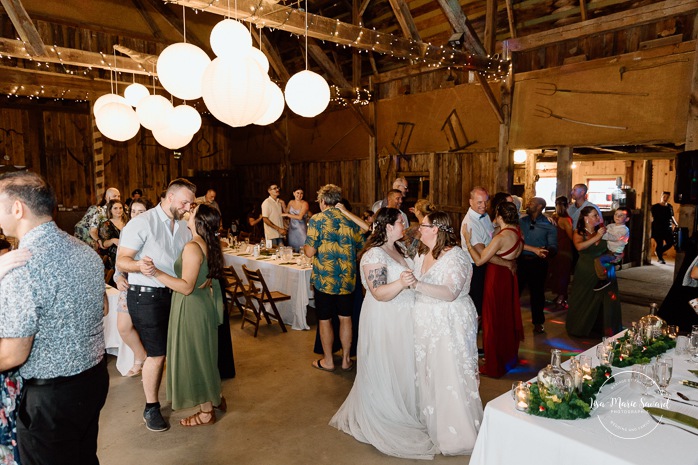 Barn wedding photos. Same sex wedding photos. Lesbian wedding photos. Two brides wedding photos. Mariage au Verger Jude-Pomme. Photographe mariage LGBTQ+ à Montréal. Montreal LGBTQ+ wedding photographer. 