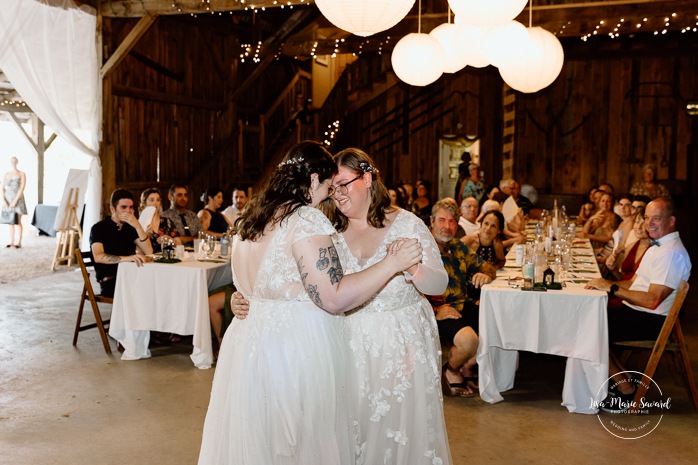 Barn wedding photos. Same sex wedding photos. Lesbian wedding photos. Two brides wedding photos. Mariage au Verger Jude-Pomme. Photographe mariage LGBTQ+ à Montréal. Montreal LGBTQ+ wedding photographer. 