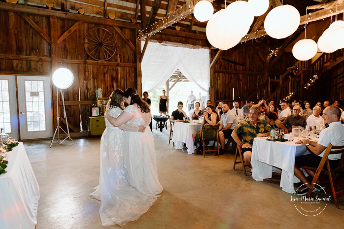 Barn wedding photos. Same sex wedding photos. Lesbian wedding photos. Two brides wedding photos. Mariage au Verger Jude-Pomme. Photographe mariage LGBTQ+ à Montréal. Montreal LGBTQ+ wedding photographer. 