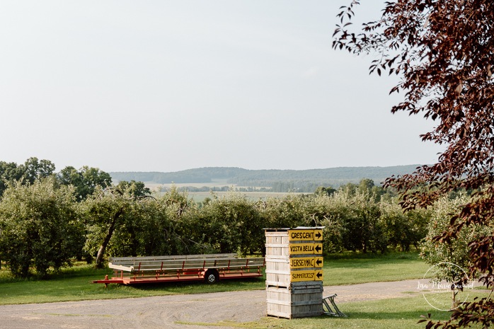 Barn wedding photos. Same sex wedding photos. Lesbian wedding photos. Two brides wedding photos. Mariage au Verger Jude-Pomme. Photographe mariage LGBTQ+ à Montréal. Montreal LGBTQ+ wedding photographer. 