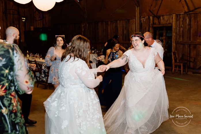 Barn wedding photos. Same sex wedding photos. Lesbian wedding photos. Two brides wedding photos. Mariage au Verger Jude-Pomme. Photographe mariage LGBTQ+ à Montréal. Montreal LGBTQ+ wedding photographer. 