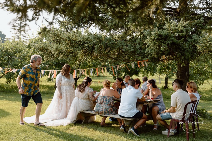 Same sex wedding photos. Lesbian wedding photos. Two brides wedding photos. Orchard wedding cocktail. Mariage au Verger Jude-Pomme. Photographe mariage LGBTQ+ à Montréal. Montreal LGBTQ+ wedding photographer. 