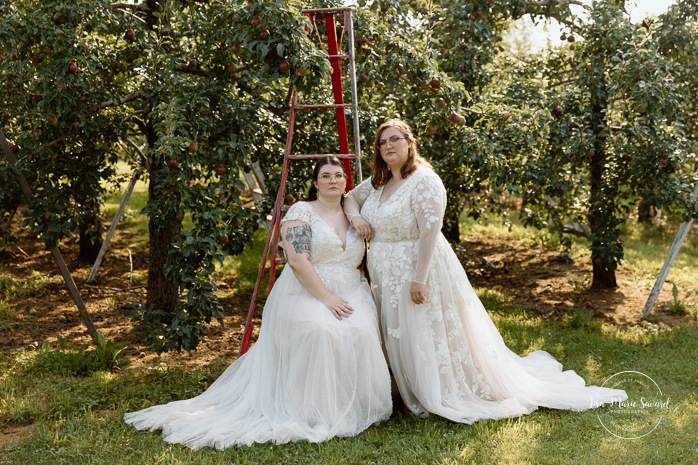 Orchard wedding photos. Same sex wedding photos. Lesbian wedding photos. Two brides wedding photos. Mariage au Verger Jude-Pomme. Photographe mariage LGBTQ+ à Montréal. Montreal LGBTQ+ wedding photographer. 