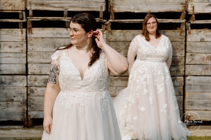 Orchard wedding photos. Same sex wedding photos. Lesbian wedding photos. Two brides wedding photos. Mariage au Verger Jude-Pomme. Photographe mariage LGBTQ+ à Montréal. Montreal LGBTQ+ wedding photographer. 