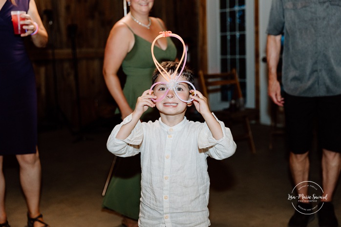 Barn wedding photos. Same sex wedding photos. Lesbian wedding photos. Two brides wedding photos. Mariage au Verger Jude-Pomme. Photographe mariage LGBTQ+ à Montréal. Montreal LGBTQ+ wedding photographer. 