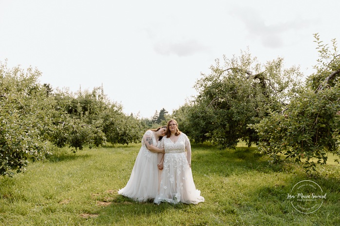 Orchard wedding photos. Same sex wedding photos. Lesbian wedding photos. Two brides wedding photos. Mariage au Verger Jude-Pomme. Photographe mariage LGBTQ+ à Montréal. Montreal LGBTQ+ wedding photographer. 