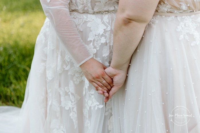 Orchard wedding photos. Same sex wedding photos. Lesbian wedding photos. Two brides wedding photos. Mariage au Verger Jude-Pomme. Photographe mariage LGBTQ+ à Montréal. Montreal LGBTQ+ wedding photographer. 