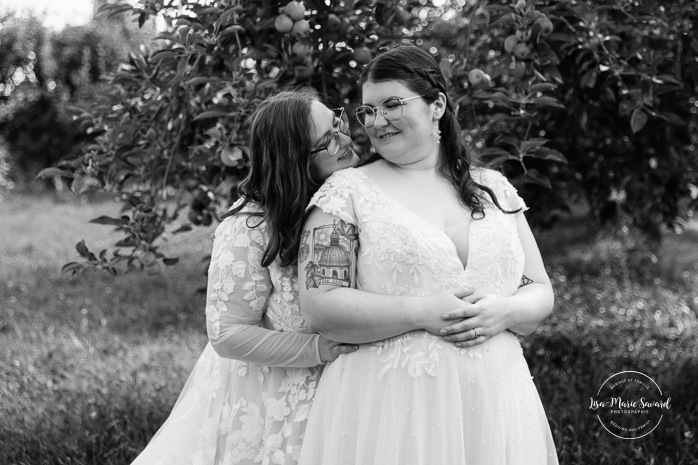 Orchard wedding photos. Same sex wedding photos. Lesbian wedding photos. Two brides wedding photos. Mariage au Verger Jude-Pomme. Photographe mariage LGBTQ+ à Montréal. Montreal LGBTQ+ wedding photographer. 