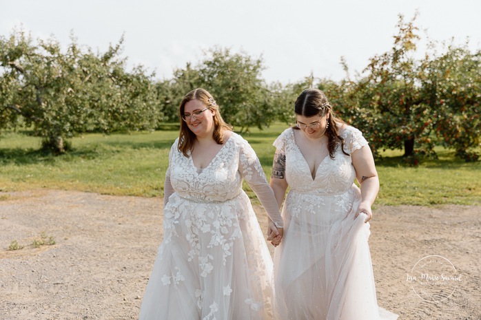 Orchard wedding photos. Same sex wedding photos. Lesbian wedding photos. Two brides wedding photos. Mariage au Verger Jude-Pomme. Photographe mariage LGBTQ+ à Montréal. Montreal LGBTQ+ wedding photographer. 