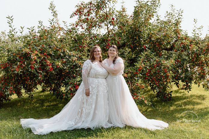 Orchard wedding photos. Same sex wedding photos. Lesbian wedding photos. Two brides wedding photos. Mariage au Verger Jude-Pomme. Photographe mariage LGBTQ+ à Montréal. Montreal LGBTQ+ wedding photographer. 