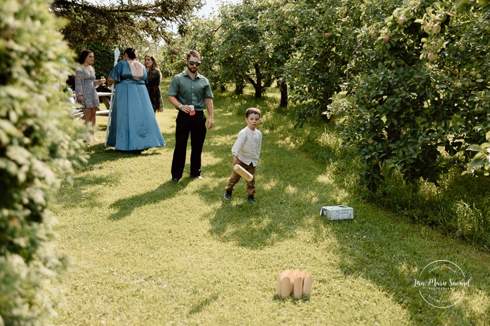 Same sex wedding photos. Lesbian wedding photos. Two brides wedding photos. Orchard wedding cocktail. Mariage au Verger Jude-Pomme. Photographe mariage LGBTQ+ à Montréal. Montreal LGBTQ+ wedding photographer. 