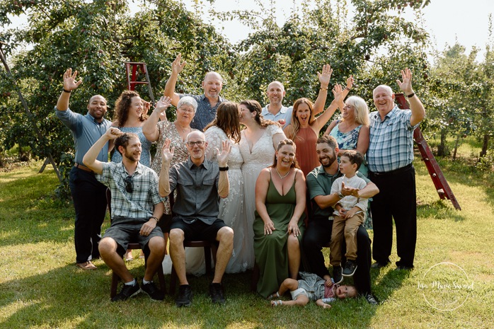 Same sex wedding photos. Lesbian wedding photos. Two brides wedding photos. Orchard wedding family photos. Mariage au Verger Jude-Pomme. Photographe mariage LGBTQ+ à Montréal. Montreal LGBTQ+ wedding photographer. 