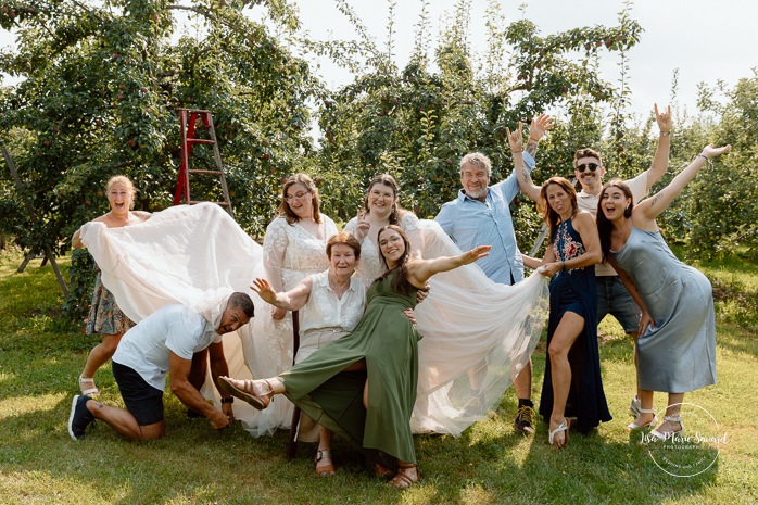 Same sex wedding photos. Lesbian wedding photos. Two brides wedding photos. Orchard wedding family photos. Mariage au Verger Jude-Pomme. Photographe mariage LGBTQ+ à Montréal. Montreal LGBTQ+ wedding photographer. 