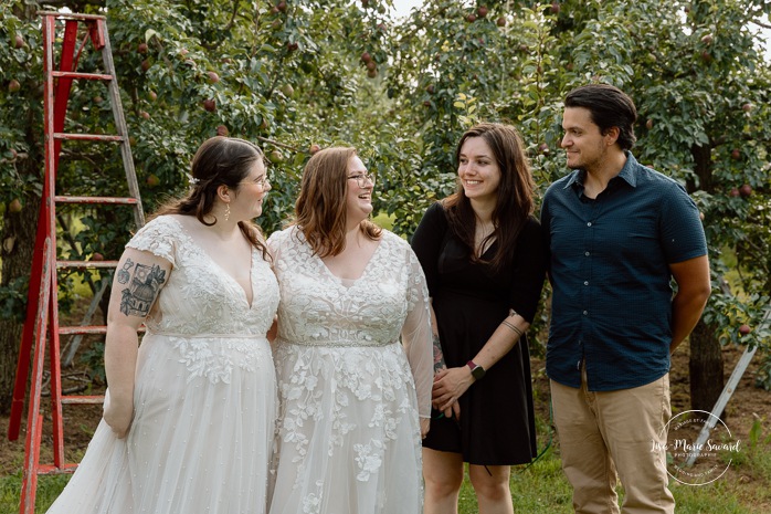 Same sex wedding photos. Lesbian wedding photos. Two brides wedding photos. Orchard wedding family photos. Mariage au Verger Jude-Pomme. Photographe mariage LGBTQ+ à Montréal. Montreal LGBTQ+ wedding photographer. 