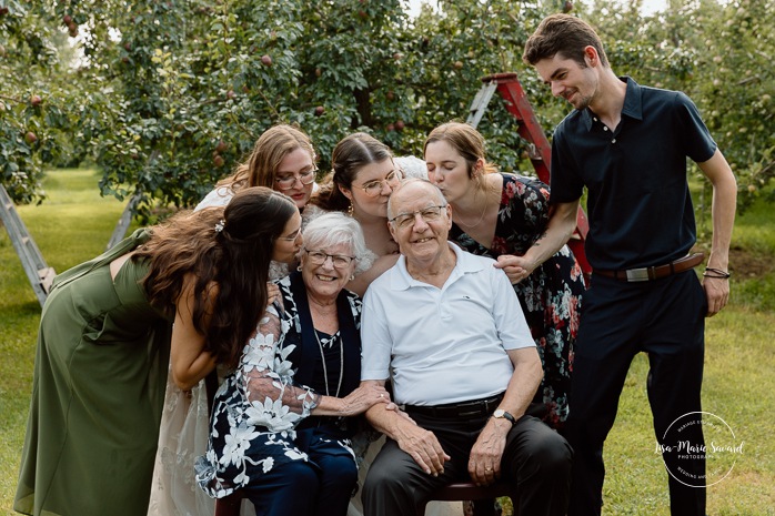 Same sex wedding photos. Lesbian wedding photos. Two brides wedding photos. Orchard wedding family photos. Mariage au Verger Jude-Pomme. Photographe mariage LGBTQ+ à Montréal. Montreal LGBTQ+ wedding photographer. 