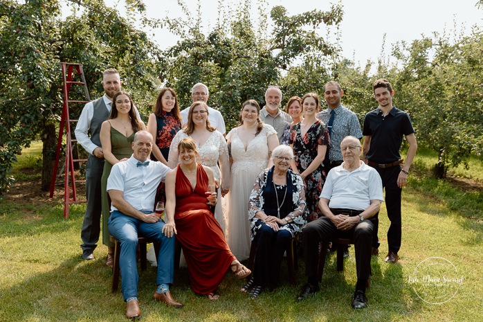 Same sex wedding photos. Lesbian wedding photos. Two brides wedding photos. Orchard wedding family photos. Mariage au Verger Jude-Pomme. Photographe mariage LGBTQ+ à Montréal. Montreal LGBTQ+ wedding photographer. 