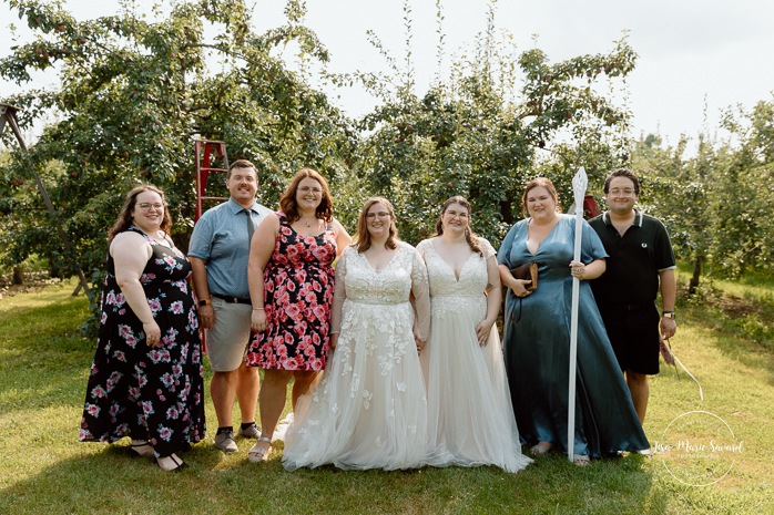 Same sex wedding photos. Lesbian wedding photos. Two brides wedding photos. Orchard wedding family photos. Mariage au Verger Jude-Pomme. Photographe mariage LGBTQ+ à Montréal. Montreal LGBTQ+ wedding photographer. 