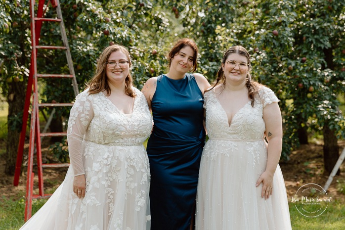 Same sex wedding photos. Lesbian wedding photos. Two brides wedding photos. Orchard wedding family photos. Mariage au Verger Jude-Pomme. Photographe mariage LGBTQ+ à Montréal. Montreal LGBTQ+ wedding photographer. 