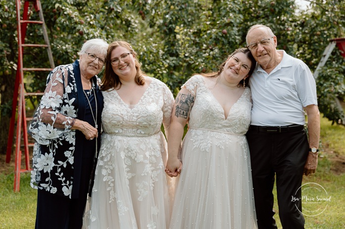 Same sex wedding photos. Lesbian wedding photos. Two brides wedding photos. Orchard wedding family photos. Mariage au Verger Jude-Pomme. Photographe mariage LGBTQ+ à Montréal. Montreal LGBTQ+ wedding photographer. 