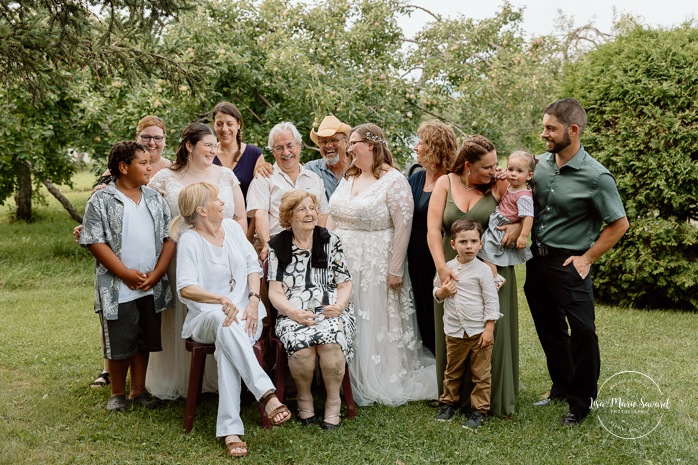 Same sex wedding photos. Lesbian wedding photos. Two brides wedding photos. Orchard wedding family photos. Mariage au Verger Jude-Pomme. Photographe mariage LGBTQ+ à Montréal. Montreal LGBTQ+ wedding photographer. 