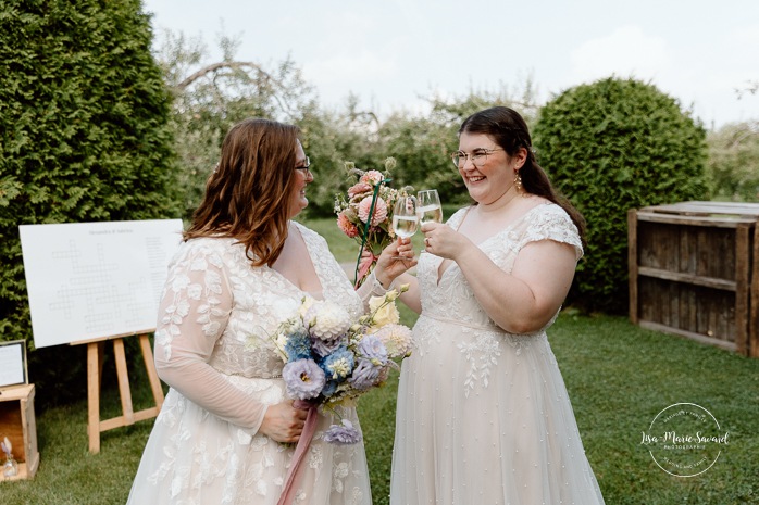 Same sex wedding photos. Lesbian wedding photos. Two brides wedding photos. Orchard wedding cocktail. Mariage au Verger Jude-Pomme. Photographe mariage LGBTQ+ à Montréal. Montreal LGBTQ+ wedding photographer. 