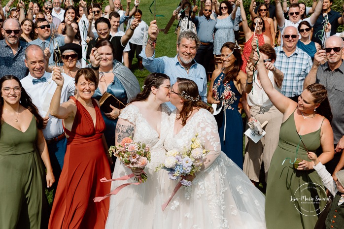 Same sex wedding photos. Lesbian wedding photos. Two brides wedding photos. Orchard wedding photos. Mariage au Verger Jude-Pomme. Photographe mariage LGBTQ+ à Montréal. Montreal LGBTQ+ wedding photographer. 