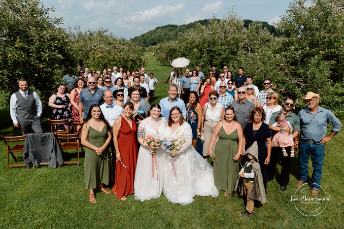 Same sex wedding photos. Lesbian wedding photos. Two brides wedding photos. Orchard wedding photos. Mariage au Verger Jude-Pomme. Photographe mariage LGBTQ+ à Montréal. Montreal LGBTQ+ wedding photographer. 