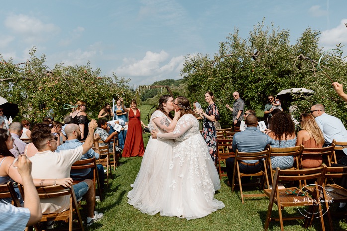 Same sex wedding photos. Lesbian wedding photos. Two brides wedding photos. Orchard wedding photos. Mariage au Verger Jude-Pomme. Photographe mariage LGBTQ+ à Montréal. Montreal LGBTQ+ wedding photographer. 