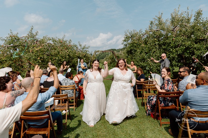 Same sex wedding photos. Lesbian wedding photos. Two brides wedding photos. Orchard wedding photos. Mariage au Verger Jude-Pomme. Photographe mariage LGBTQ+ à Montréal. Montreal LGBTQ+ wedding photographer. 