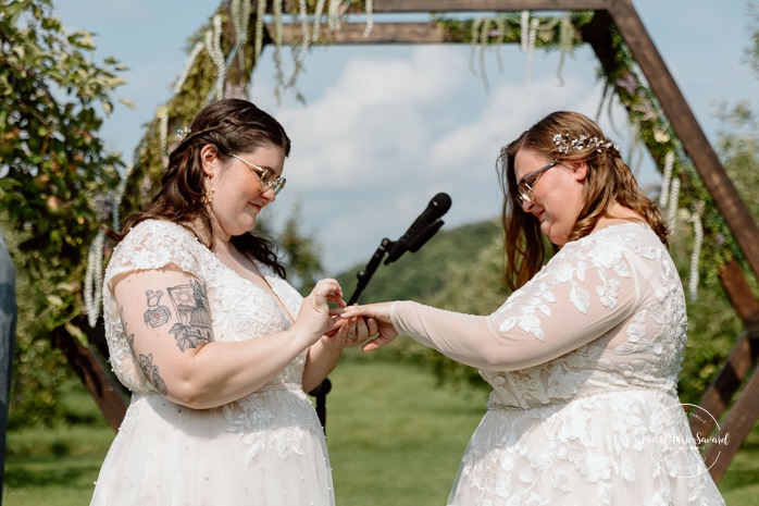 Same sex wedding photos. Lesbian wedding photos. Two brides wedding photos. Orchard wedding photos. Mariage au Verger Jude-Pomme. Photographe mariage LGBTQ+ à Montréal. Montreal LGBTQ+ wedding photographer. 