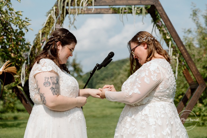 Same sex wedding photos. Lesbian wedding photos. Two brides wedding photos. Orchard wedding photos. Mariage au Verger Jude-Pomme. Photographe mariage LGBTQ+ à Montréal. Montreal LGBTQ+ wedding photographer. 