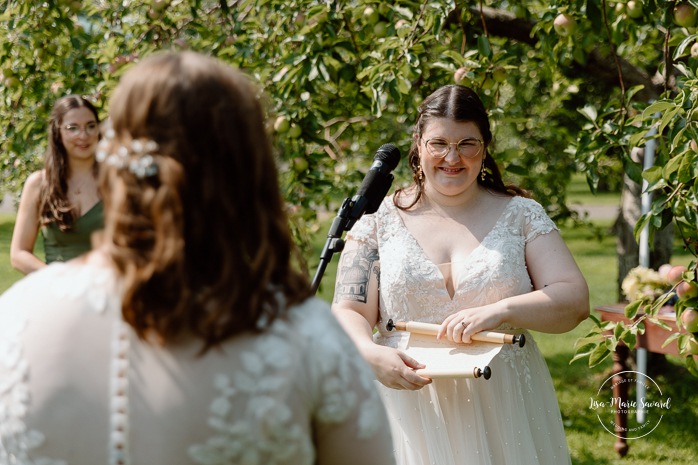 Same sex wedding photos. Lesbian wedding photos. Two brides wedding photos. Orchard wedding photos. Mariage au Verger Jude-Pomme. Photographe mariage LGBTQ+ à Montréal. Montreal LGBTQ+ wedding photographer. 