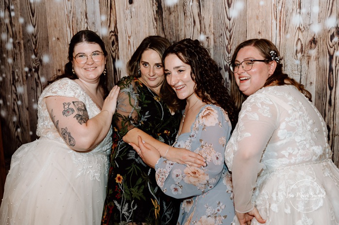 Barn wedding photos. Same sex wedding photos. Lesbian wedding photos. Two brides wedding photos. Mariage au Verger Jude-Pomme. Photographe mariage LGBTQ+ à Montréal. Montreal LGBTQ+ wedding photographer. 