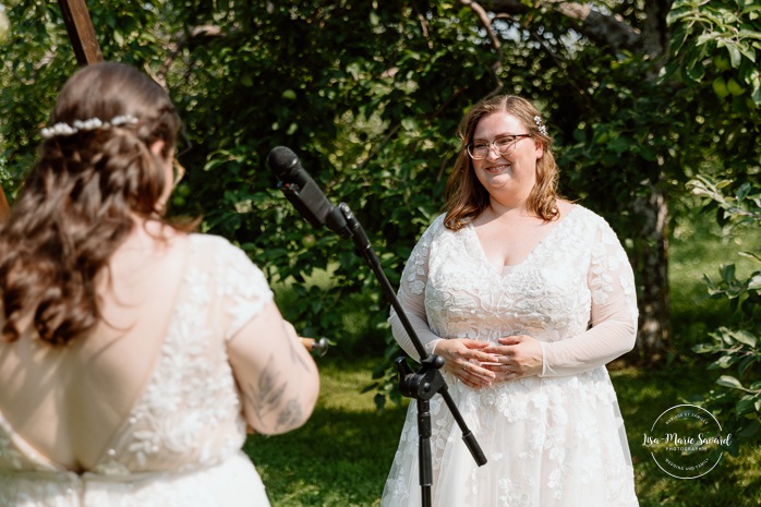 Same sex wedding photos. Lesbian wedding photos. Two brides wedding photos. Orchard wedding photos. Mariage au Verger Jude-Pomme. Photographe mariage LGBTQ+ à Montréal. Montreal LGBTQ+ wedding photographer. 