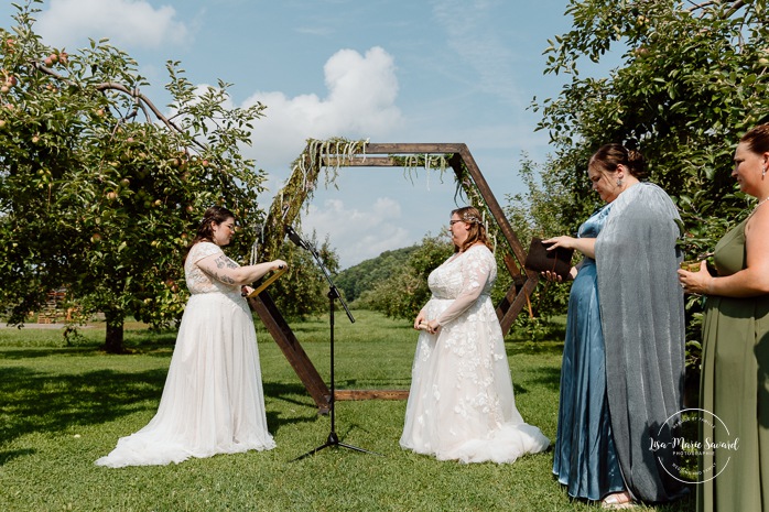 Same sex wedding photos. Lesbian wedding photos. Two brides wedding photos. Orchard wedding photos. Mariage au Verger Jude-Pomme. Photographe mariage LGBTQ+ à Montréal. Montreal LGBTQ+ wedding photographer. 