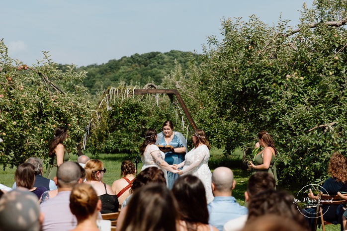 Same sex wedding photos. Lesbian wedding photos. Two brides wedding photos. Orchard wedding photos. Mariage au Verger Jude-Pomme. Photographe mariage LGBTQ+ à Montréal. Montreal LGBTQ+ wedding photographer. 