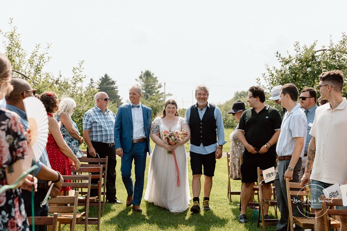 Same sex wedding photos. Lesbian wedding photos. Two brides wedding photos. Orchard wedding photos. Mariage au Verger Jude-Pomme. Photographe mariage LGBTQ+ à Montréal. Montreal LGBTQ+ wedding photographer. 