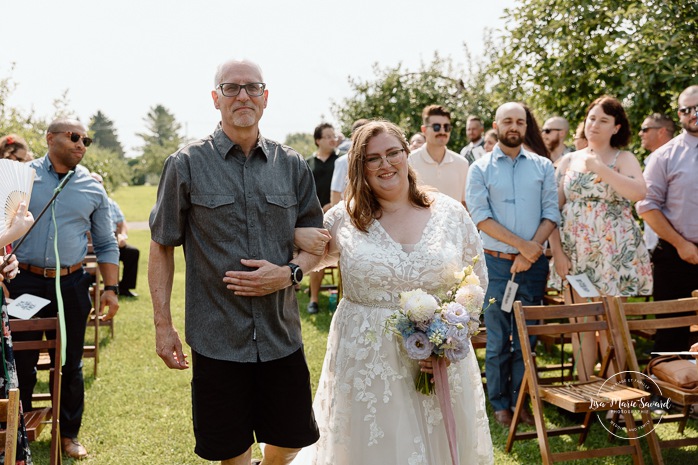 Same sex wedding photos. Lesbian wedding photos. Two brides wedding photos. Orchard wedding photos. Mariage au Verger Jude-Pomme. Photographe mariage LGBTQ+ à Montréal. Montreal LGBTQ+ wedding photographer. 