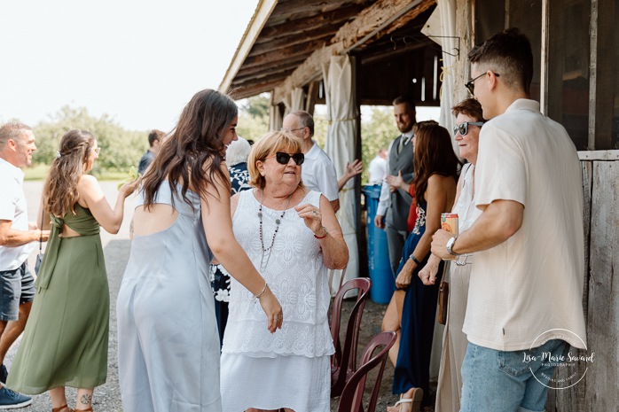 Same sex wedding photos. Lesbian wedding photos. Two brides wedding photos. Orchard wedding photos. Mariage au Verger Jude-Pomme. Photographe mariage LGBTQ+ à Montréal. Montreal LGBTQ+ wedding photographer. 